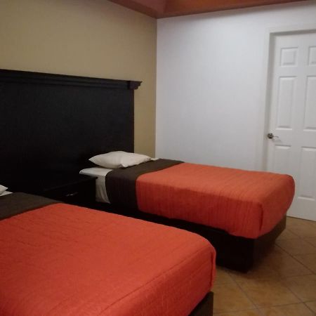 Hotel Y Plaza Халпан Екстериор снимка